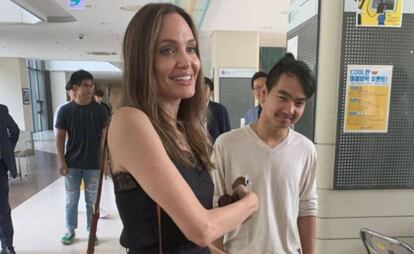 La actriz Angelina Jolie y su hijo Maddox, durante su primer día de universidad en Seúl, Corea del Sur.