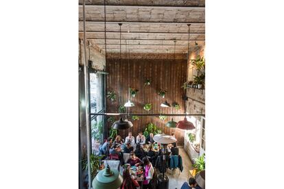 Fue en una cena de colegas, de lluvia de ideas para ver qué se podía montar en un momento en que el trabajo escaseaba. De aquella velada que reunió a Sergi Ibáñez, arquitecto y profesor de educación física, a Miguel Ángel Rodríguez, ingeniero industrial, y a Maiol Rodríguez, diseñador industrial, surgió la aventura que hoy se concreta en seis hamburgueserías en Barcelona (en la foto, la de Casanova, 246) y una en Madrid.