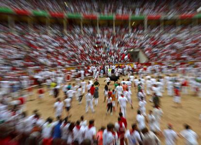 Plaza de toros de Pamplona, al final del cuerto encierro de este lunes.  