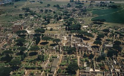 Vista aérea de las ruinas romanas de Ostia Antica.