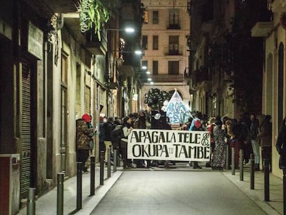 “Apaga la tele y okupa tú también”, reza la pancarta de unos okupas que se manifestaban en Barcelona en una imagen de archivo.