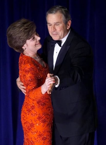 A posse de George W Bush contou com a participação de Ricky Martin, Jessica Simpson e Destiny's Child. Para o baile de gala celebrado horas depois em Ronald Reagan Inaugural Ball, a primeira dama Laura Bush usou um vestido do desenhador Michael Faircloth.