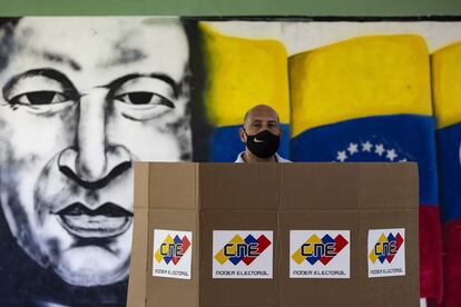 Un hombre vota durante las elecciones regionales en Caracas, el 21 de noviembre de 2021.