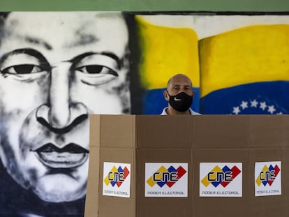 Un hombre vota durante las elecciones regionales en Caracas, el 21 de noviembre de 2021.