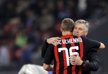 Shevchenko se abraza con Ancelotti