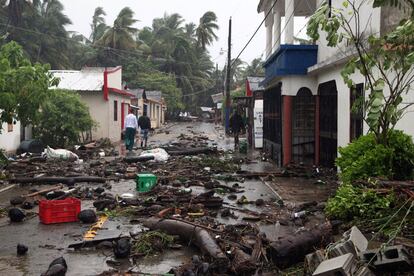 Dos personas caminan por una calle cubierta de escombros tras el paso del huracán Irma en Nagua (República Dominicana).
