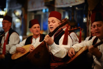 Músicos vestidos con ropa tradicional bosnia interpretan música Sevdalinka.