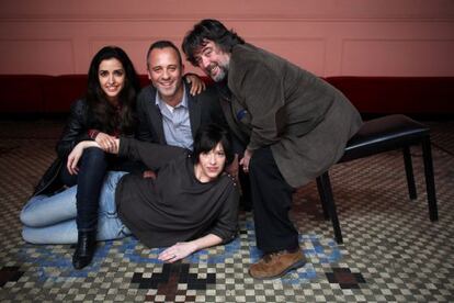 De derecha a izquierda, Inma Cuesta, Javier Gutiérrez y Andrés Lima.Tumbada, Marta Ribera. El equipo estrena la nueva versión de '¡Ay, Carmela¡' en el Teatro Reina Victoria de Madrid.