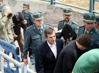 El jefe de la Policía Local de Coslada, Ginés Jiménez (en el centro), junto a otros seis guardias detenidos, en el regreso a la cárcel.