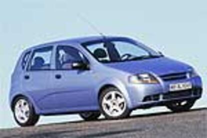 El Kalos es la alternativa de Daewoo a los Citroën C3, Ford Fiesta y otros utilitarios similares. La carrocería monovolumen, el precio y la habitabilidad son sus mejores armas para competir con los modelos europeos.