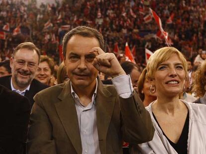 El presidente del PSOE, Manuel Chaves; el secretario general, José Luis Rodríguez Zapatero, y la esposa de este último, Sonsoles Espinosa, ayer en el palacio de Vistalegre.