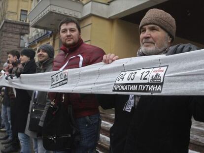 Varias personas protestan en Mosc&uacute;.