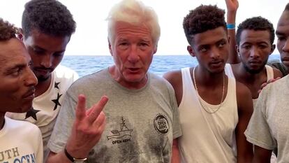 Gere, junto a migrantes rescatados. El actor estaba veraneando en Italia y estaba al corriente del decreto contra las ONG que esta semana fue convertido en ley en el Senado italiano elevando a un millón de euros las multas contra las organizaciones de rescate de migrantes en el Mediterráneo que tocan en puertos italianos.