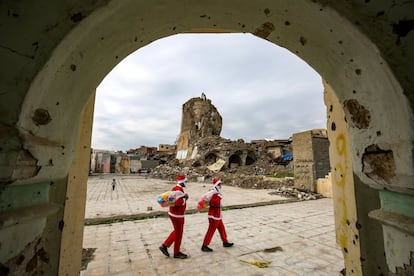 Los Santa Claus iraquíes, pasan por los restoa de 'Al-Habda'.
