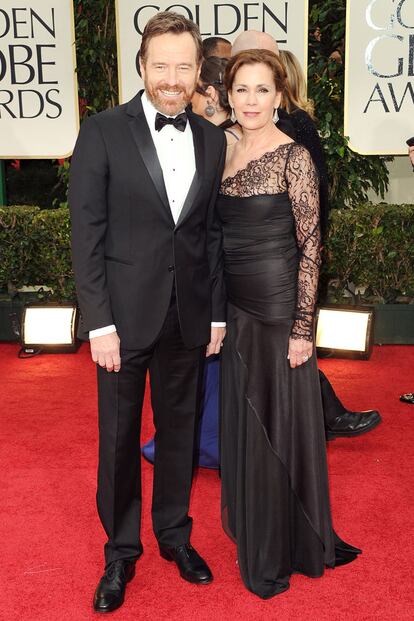 Bryan Cranston, de esmoquin, junto a Robin Dearden, con escote de encaje. 