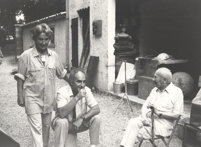 Desde la izquierda, Pilar Belzunce (esposa de Chillida), Eduardo Chillida y Joan Miró a finales de los setenta, en Saint-Paul-de-Vence, en la Costa Azul francesa.