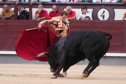 Román, en una ceñida bernadina al quinto de la tarde.