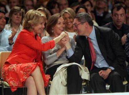 Aguirre da la mano a Gallardón ante la sonrisa de la esposa de Mariano Rajoy, Elvira Fernández.