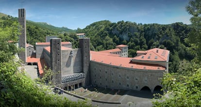 Basílica de Aránzazu, en Oñate (Navarra). Las obras finalizaron en 1955, pero se inauguró sin las esculturas de Oteiza, que la Iglesia consideró casi una herejía, y sin la participación del resto de artistas.