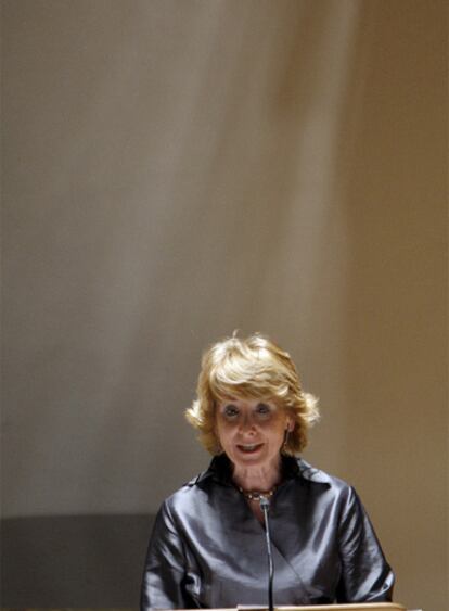 La presidenta madrileña, Esperanza Aguirre, en un acto del Defensor del Menor de la Comunidad de Madrid.