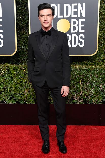 El prolífico Finn Wittrock eligió un look negro total.