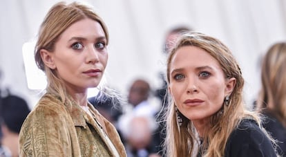 Mary-Kate Olsen y, a la derecha, Ashley en la gala del MET 2016.