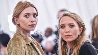 Mary-Kate Olsen y, a la derecha, Ashley en la gala del MET 2016.