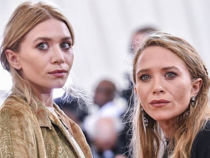 Mary-Kate Olsen y, a la derecha, Ashley en la gala del MET 2016.