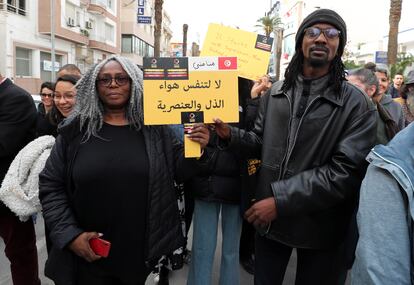 Manifestación contra las discriminación de los inmigrantes subsaharianos, el día 25 de febrero en Túnez.