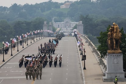 Personal militar estadounidense marcha por el Puente Memorial durante el desfile.