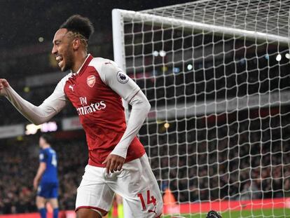 Pierre-Emerick Aubameyang celebra el cuarto gol del Arsenal contra el Everton, el pasado d&iacute;a 3.