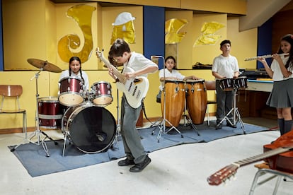 Un grupo de alumnos de Primaria durante una actividad extraescolar de música.