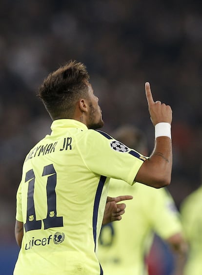 Neymar celebra después de anotar el segundo gol de su equipo. 