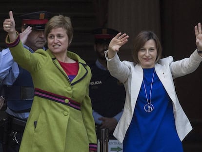 Carme Forcadell y Anna Simó, antes de declarar como imputadas, este mayo.