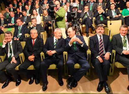 Lula (tercero por la izquierda) habla con Sanchez Galán durante la convención de directivos de Iberdrola.