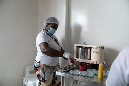 Ceballos se afana, junto con otras cuatro o cinco compañeras más de la organización, en procesar el chocolate obtenido del cacao recogido por la asociación en una pequeña habitación a modo de laboratorio en Tumaco. 