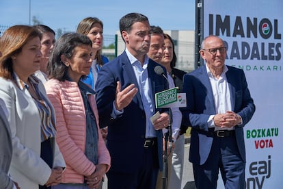 El candidato a lehendakari del PNV, Imanol Pradales (centro), en un acto electoral en Vitoria