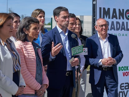 El candidato a lehendakari del PNV, Imanol Pradales (centro), en un acto electoral en Vitoria este jueves.