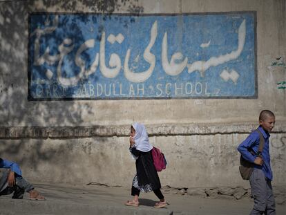 Entrada al colegio Abdullah de Kabul, donde acuden a clase niños y niñas de educación primaria, la única que permiten hasta el momento los talibanes para ambos sexos.