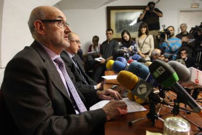 El director del geriátrico de Olot, Joan Sala, y su abogado, ayer durante su comparecencia.