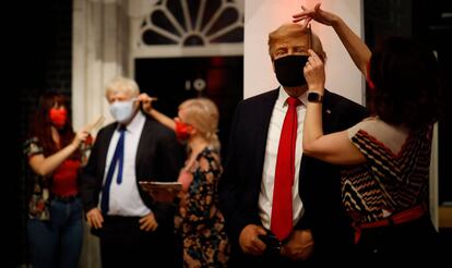 Últimos retoques a las figuras de cera del primer ministro de Gran Bretaña, Boris Johnson (al fondo), y al presidente de los Estados Unidos, Donald Trump, antes de la apertura de Madame Tussauds de Londres tras el cierre por la pandemia.