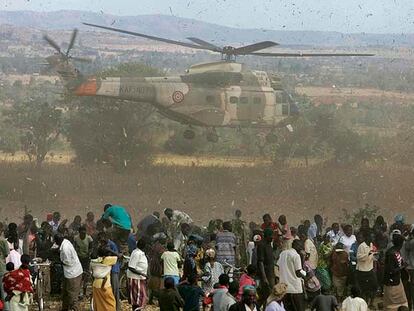 Un helicóptero militar keniano despega del campo de refugiados de Kachibora, en el valle del Rift, al oeste del país.