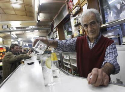 Casto, dueño del bar El Palentino, en la calle Pez de Madrid