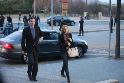 La infanta Cristina y su marido Iñaki Urdangarin llegan a  la Escuela Balear de la Administración Pública (EBAP), en Palma de Mallorca, el 11 de enero de 2016.