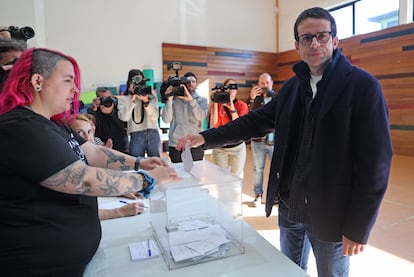 El candidato de EH Bildu a lehendakari, Pello Otxandiano, ejerce su derecho al voto este domingo en la localidad de Otxandio, en Bizkaia.