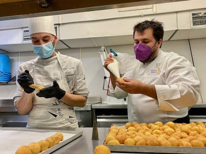 A dos manos, rellenando buñuelos. J.C. CAPEL