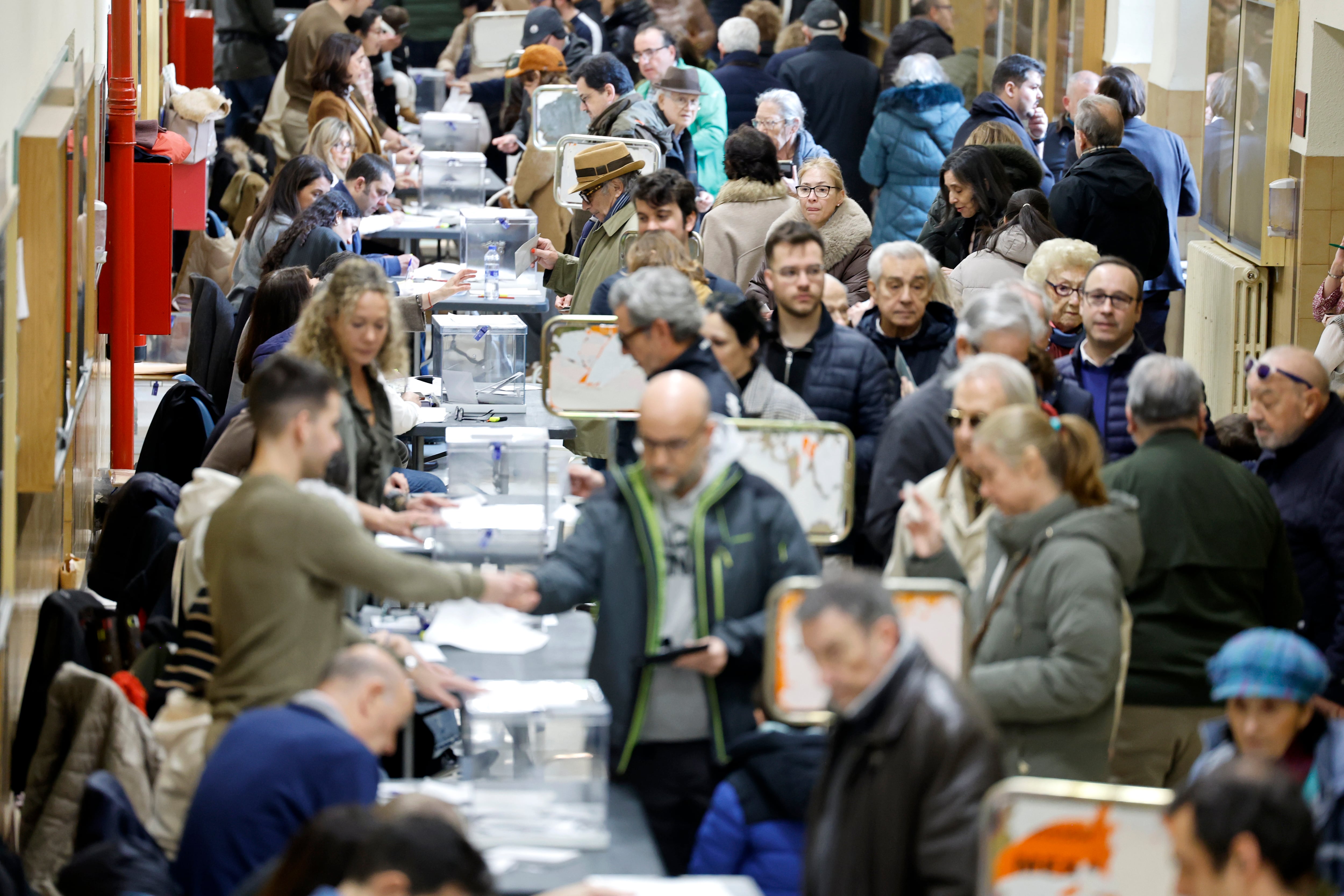 Colas para votar en la facultad de Empresariales, en el centro de Zaragoza