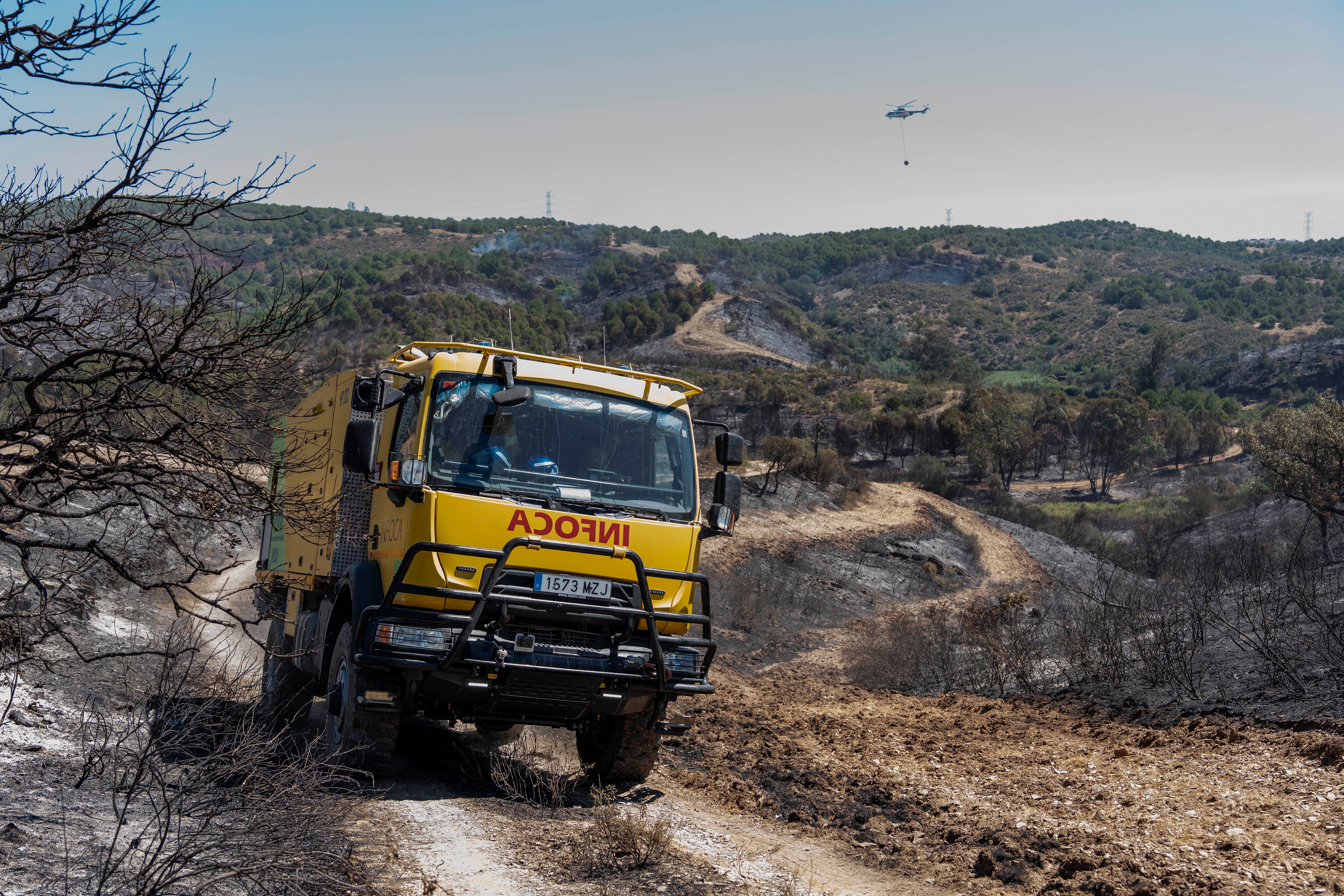 El incendio de Villanueva de los Castillejos, en Huelva, afecta a más de 3.600 hectáreas y tiene una evolución compleja