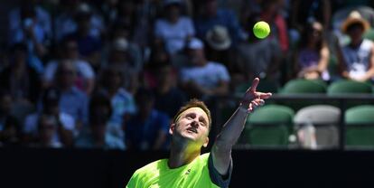 Tennys Sandgren sirve durante el partido contra Chung.