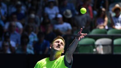 Tennys Sandgren sirve durante el partido contra Chung.